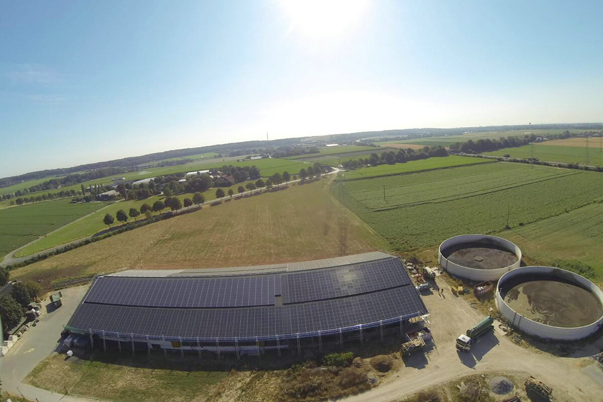 Luftfoto af solceller på landbrugsejendom